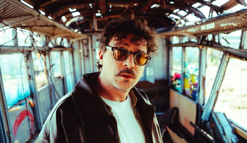 Willie Peyote su un tram