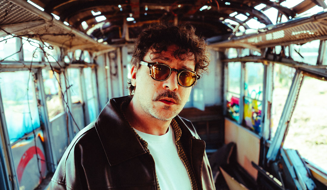 Willie Peyote su un tram